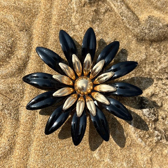 Vintage Sarah Coventry Black & Gold Flower Brooch - Picture 2 of 10